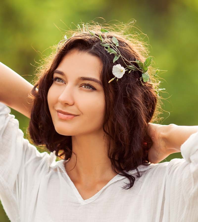 Mujer con cabello natural mirando arriba